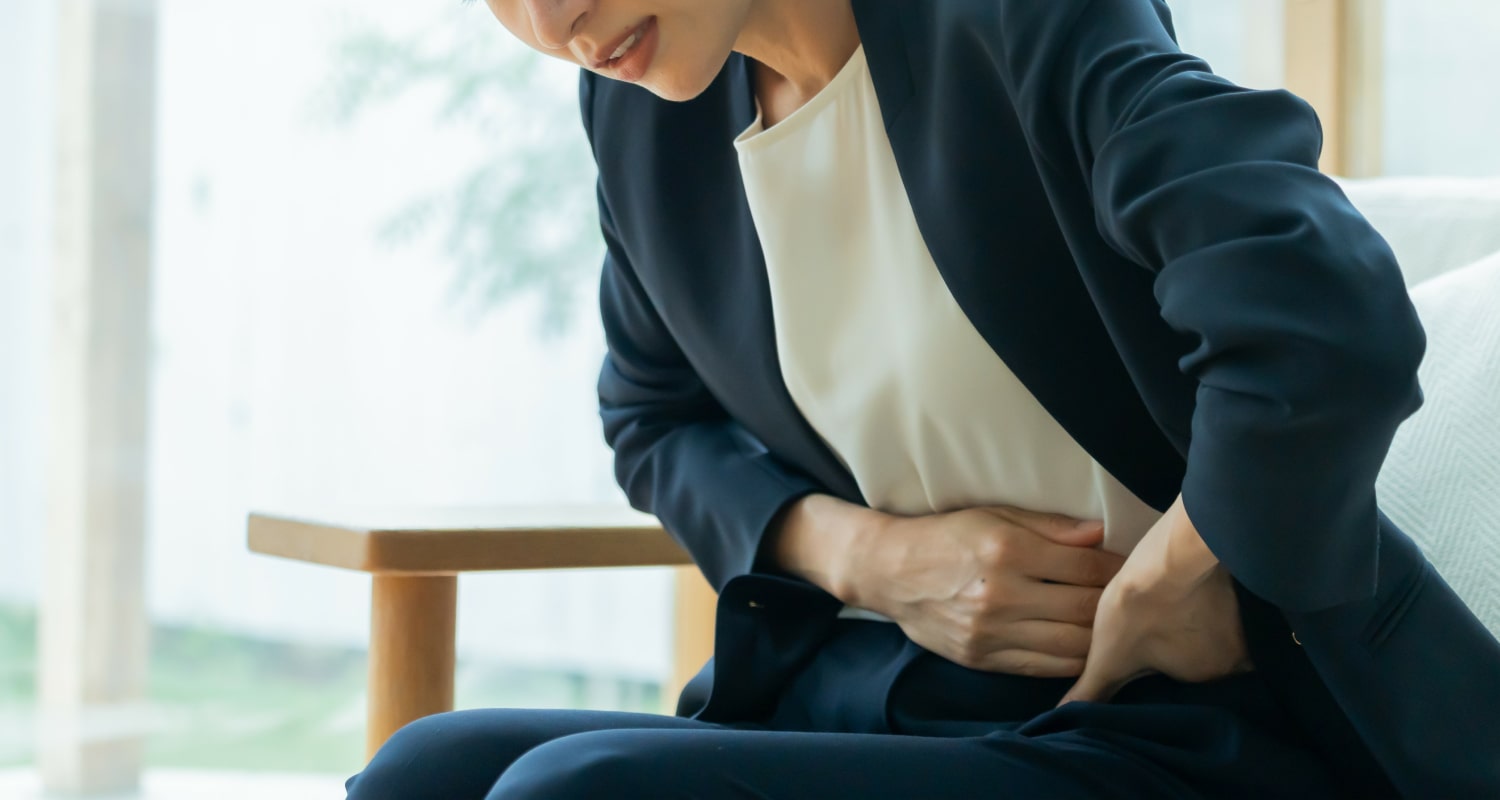 慢性腰痛や脊柱菅狭窄症などのつらい症状で痛みを感じている女性のイメージ写真